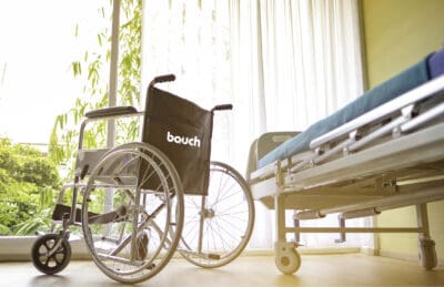 Ein leerer Rollstuhl in einem Patientenzimmer
